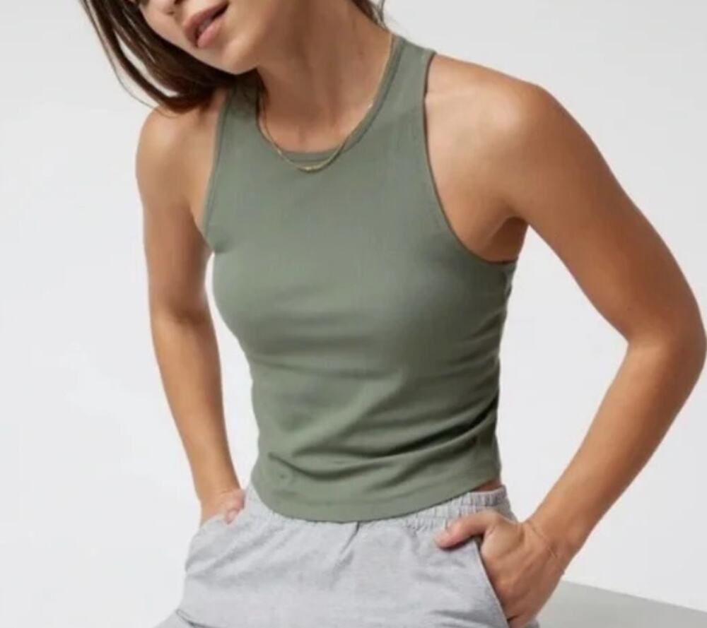 Vuori Pose Plyo Built in Bra Ribbed High Neck Tank Top Pistachio Green Small